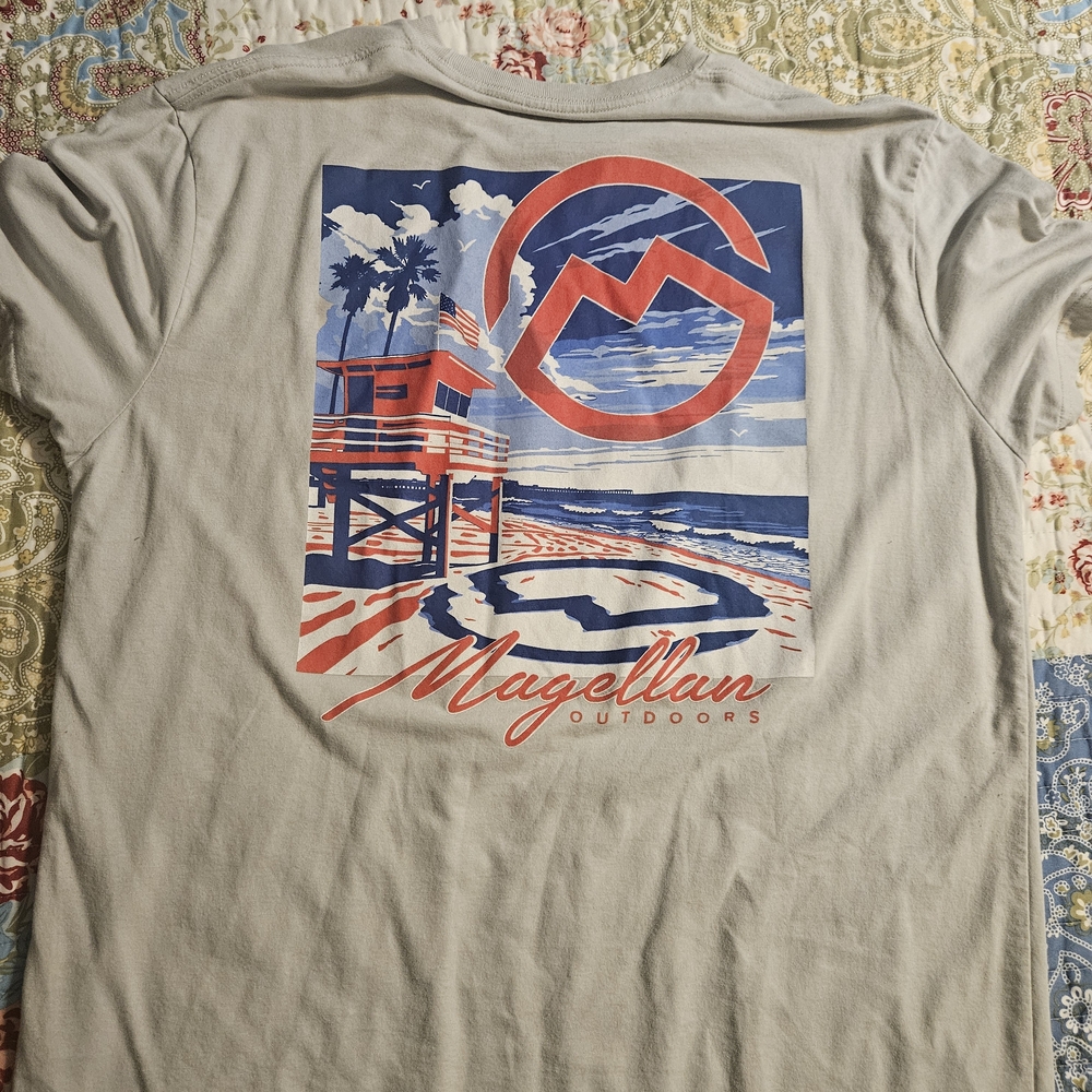 Magellan Outdoors Light Gray Short Sleeve Tee with Red and Blue Beach Graphic